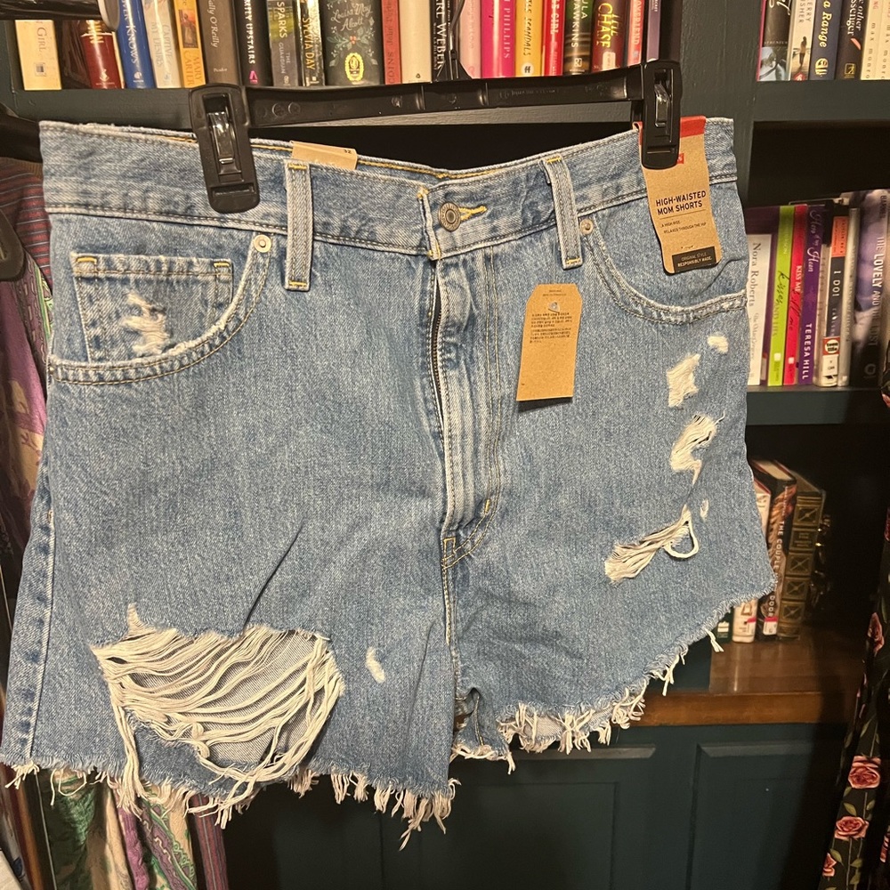 Levi Distressed Mom jeans shorts NWT